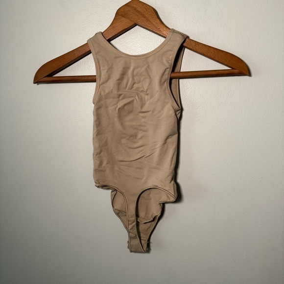 NWOT SKIMS SEAMLESS SCULPT SCOOP  NECK THONG BODYSUIT M - Picture 5 of 6